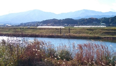 馬見山（左）と遠賀川