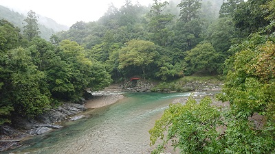 丹生川上神社の前の吉野川