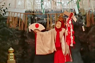 宮崎県高千穂町 高千穂神社夜神楽「天の岩戸のまえで舞を捧げる天鈿女命」